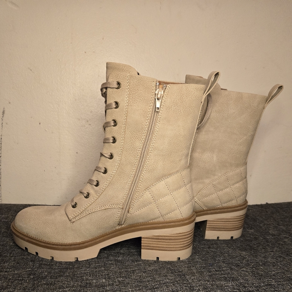 Women's B.O.C. Born Cream size 9 Boots.